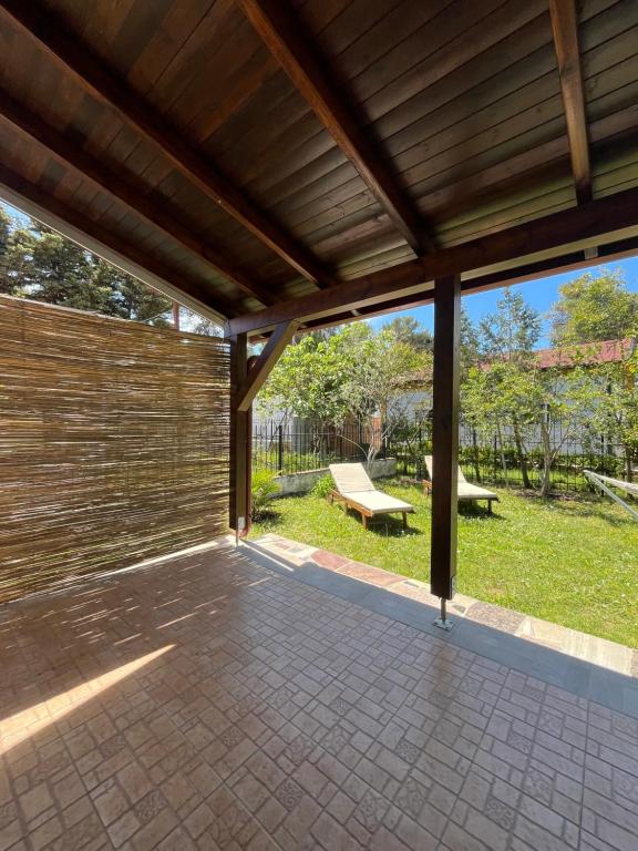 Taman di luar Seaside Cottage with Garden