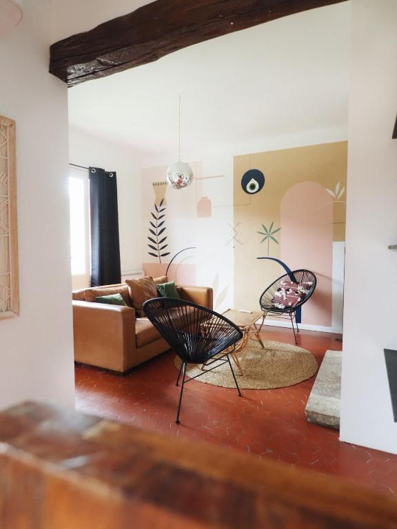 un salon avec un canapé et deux chaises dans l'établissement Casëto Luberon, à Apt