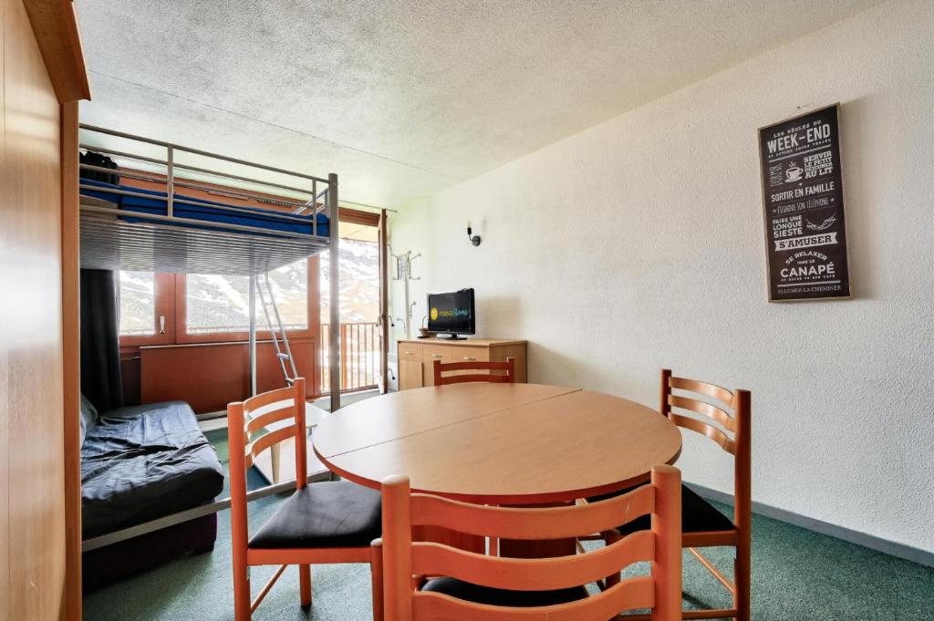une pièce avec une table, des chaises et un lit dans l'établissement Résidence Le Tourmalet - maeva Home - Studio 4 personnes - Budget MAE-3731, à La Mongie