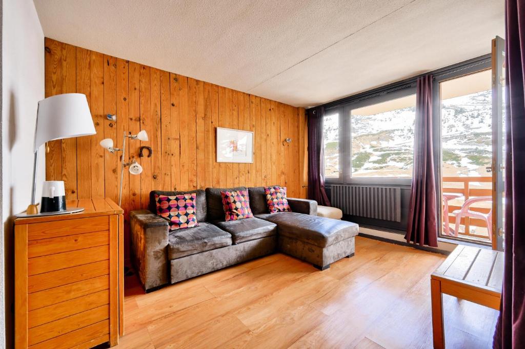 un salon avec un canapé et une fenêtre dans l'établissement Résidence Le Tourmalet - maeva Home - Appartement 3 pièces 8 personnes - Sélection MAE-0511, à La Mongie