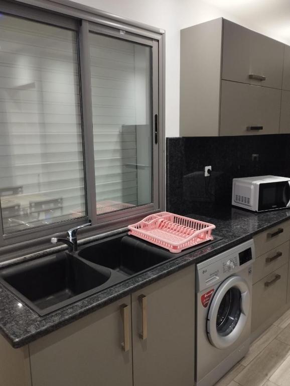 Kuchyň nebo kuchyňský kout v ubytování Résidence Inès Djerba Appartement de Luxe