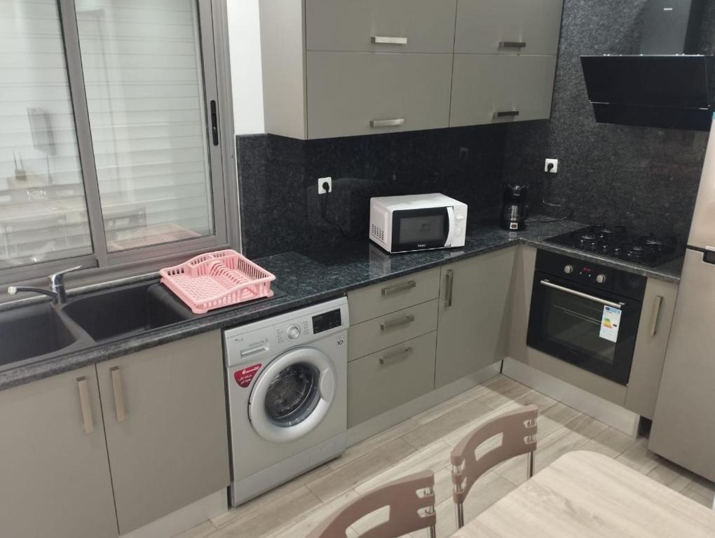 Kuchyň nebo kuchyňský kout v ubytování Résidence Inès Djerba Appartement de Luxe