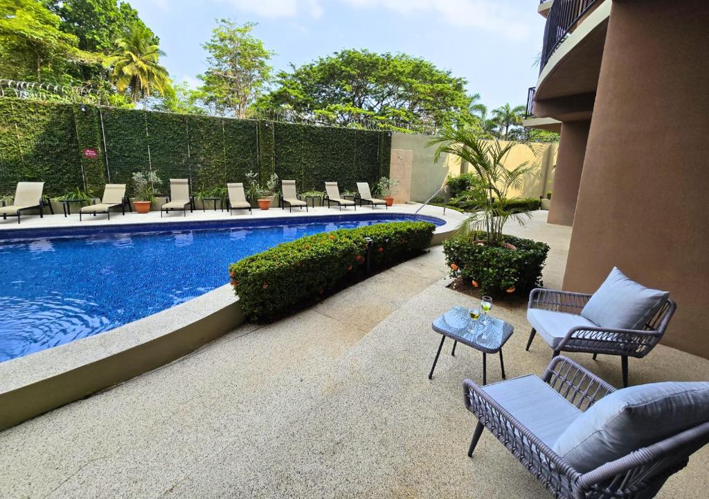 Sundlaugin á Luxurious Jaco Apt in Monaco Condominiums, a Poolside Gem eða í nágrenninu