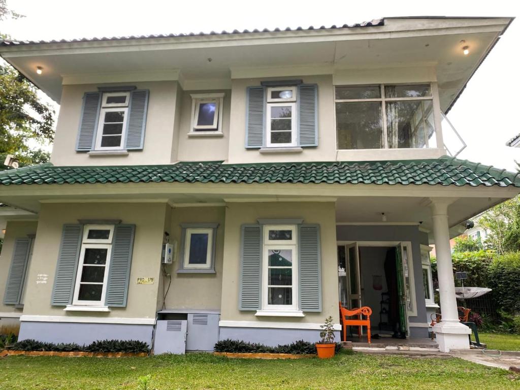 una casa con techo verde en villa puncak Resort by akuvila, en Puncak