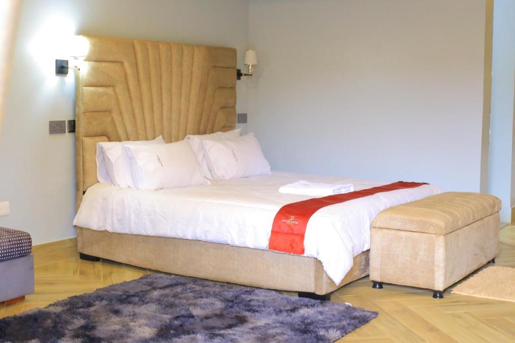 Postel nebo postele na pokoji v ubytování Golden Suites Hotel