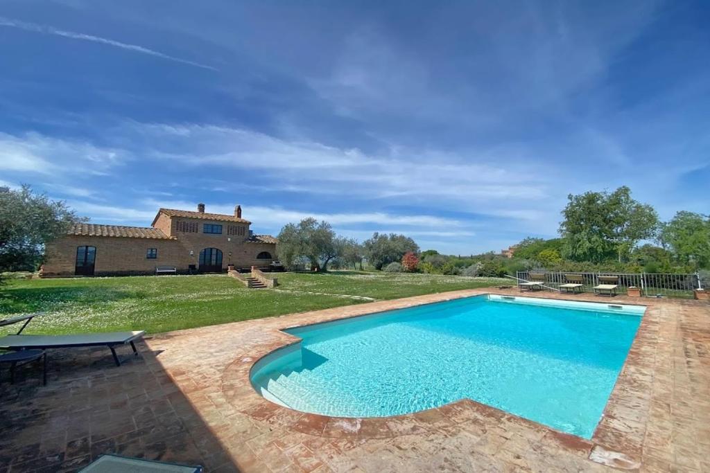 an image of a swimming pool in front of a house at Villa Bellora in Cortona