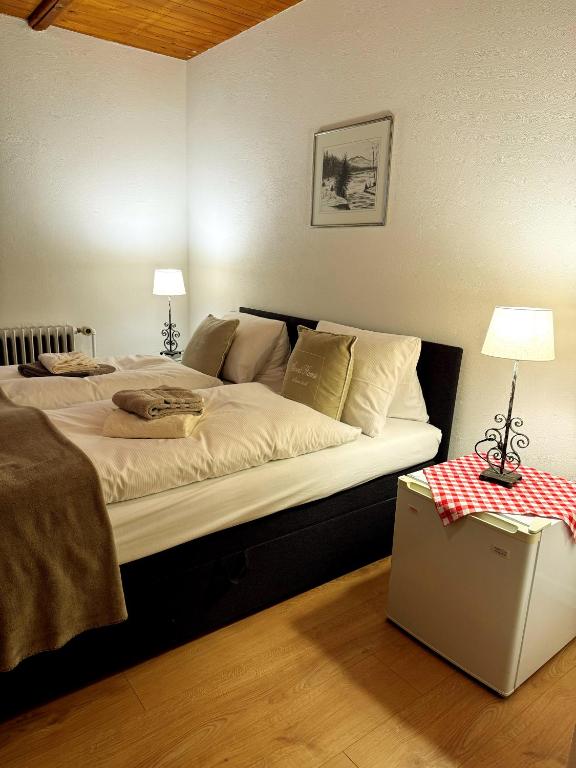 Postel nebo postele na pokoji v ubytování Gasthaus Rheinwaldstube