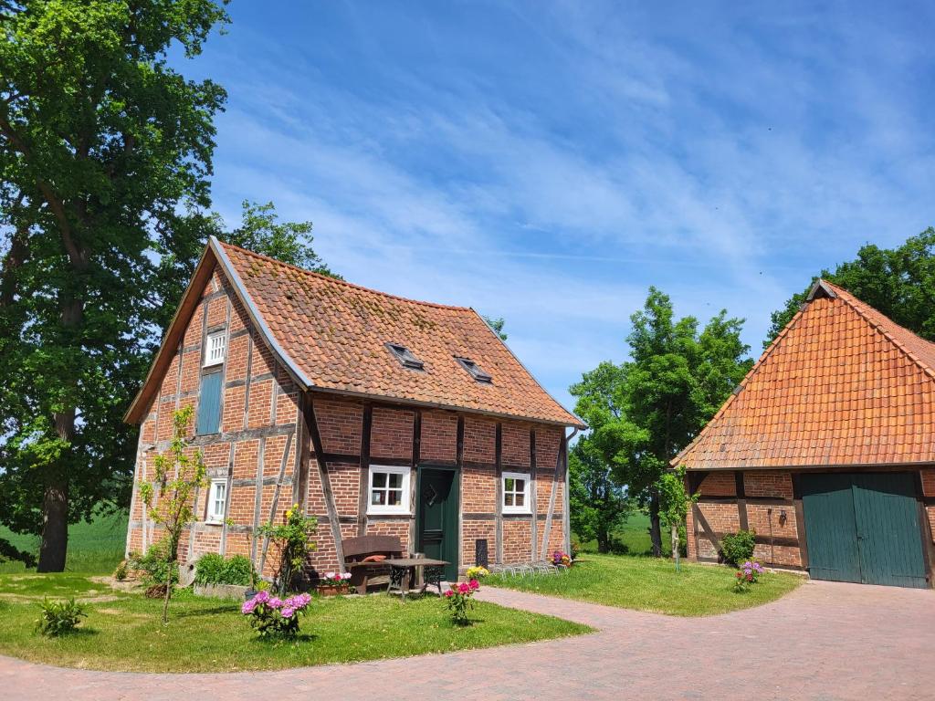 an old house and a barn in a field at Altes Backhaus Bauernhof Vogel in Rohrsen