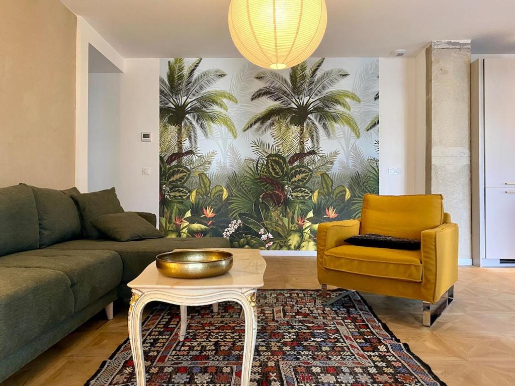 un salon avec un canapé et une chaise dans l'établissement Villa Tilia, à Nîmes