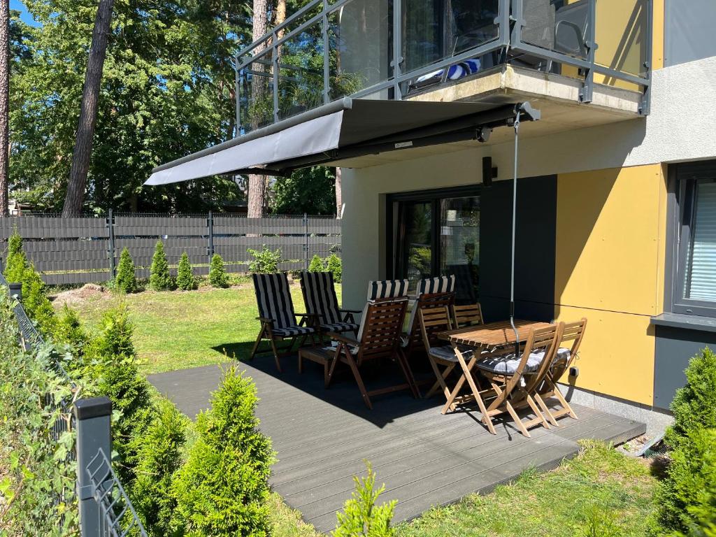 une terrasse avec des chaises et une table sur une maison dans l'établissement Apartament Katarzyna, à Międzywodzie