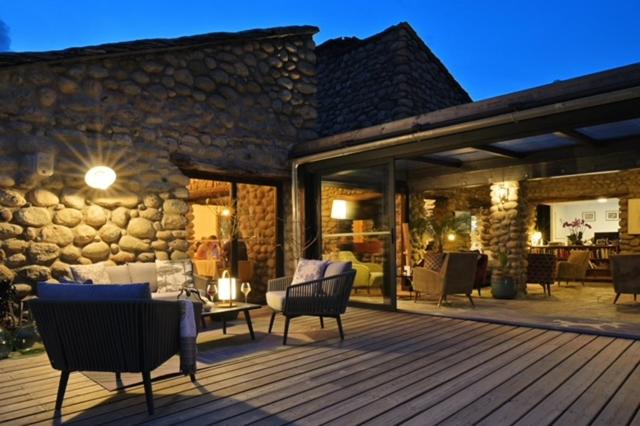 ヴナコにあるHotel Restaurant & Spa E Caselleの木製のデッキ(椅子付)