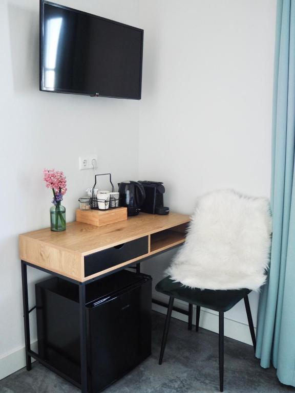 TV a/nebo společenská místnost v ubytování Bed no breakfast de Kapitein