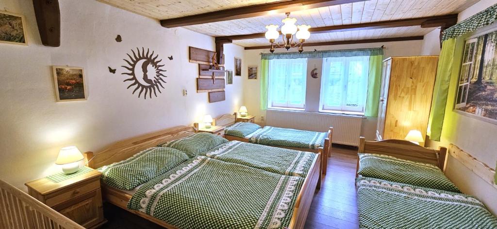 Postel nebo postele na pokoji v ubytování Chalupa Čistá v Krkonoších 8