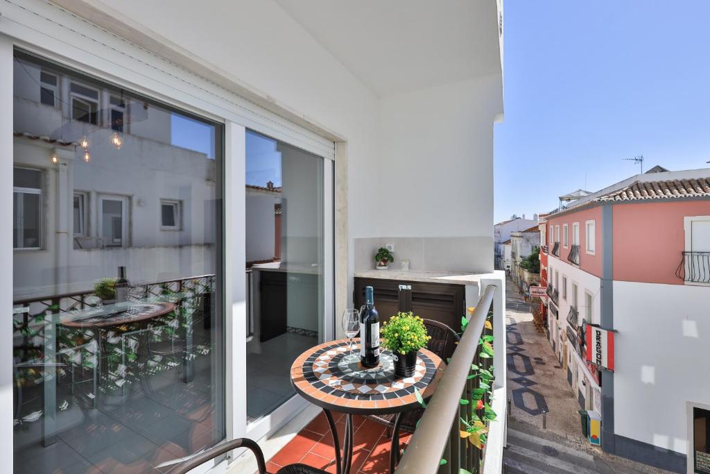 Cet appartement dispose d'un balcon avec une table. dans l'établissement Casa Mary, à Lagos