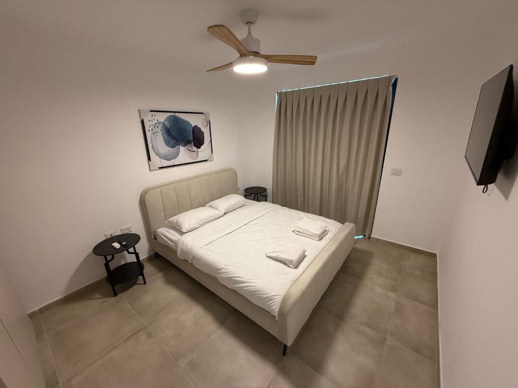 Postel nebo postele na pokoji v ubytování J&G Suites