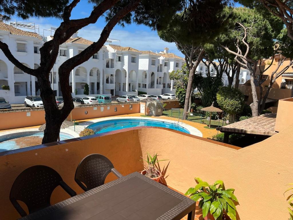 a resort with a swimming pool and a building at La caracola in Novo Sancti Petri