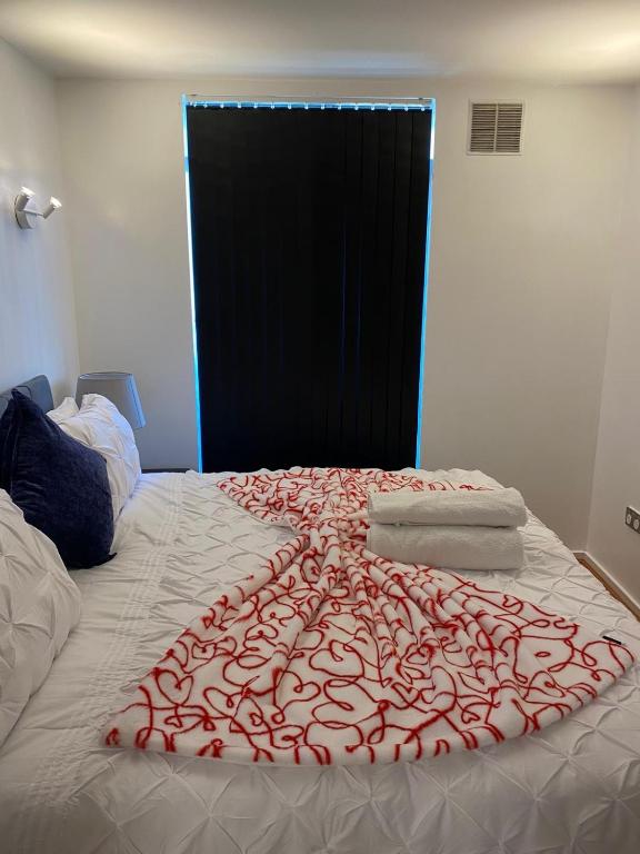 Cozy Entire Apartment with Free onsite Parking, 2-Min Walk to Barking Station - One-Bedroom Apartment
