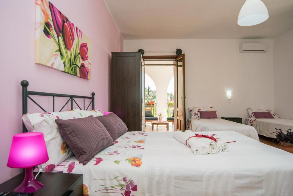 1 dormitorio con 2 camas y pared de color rosa en Bed & breakfast Giulio, en Noto