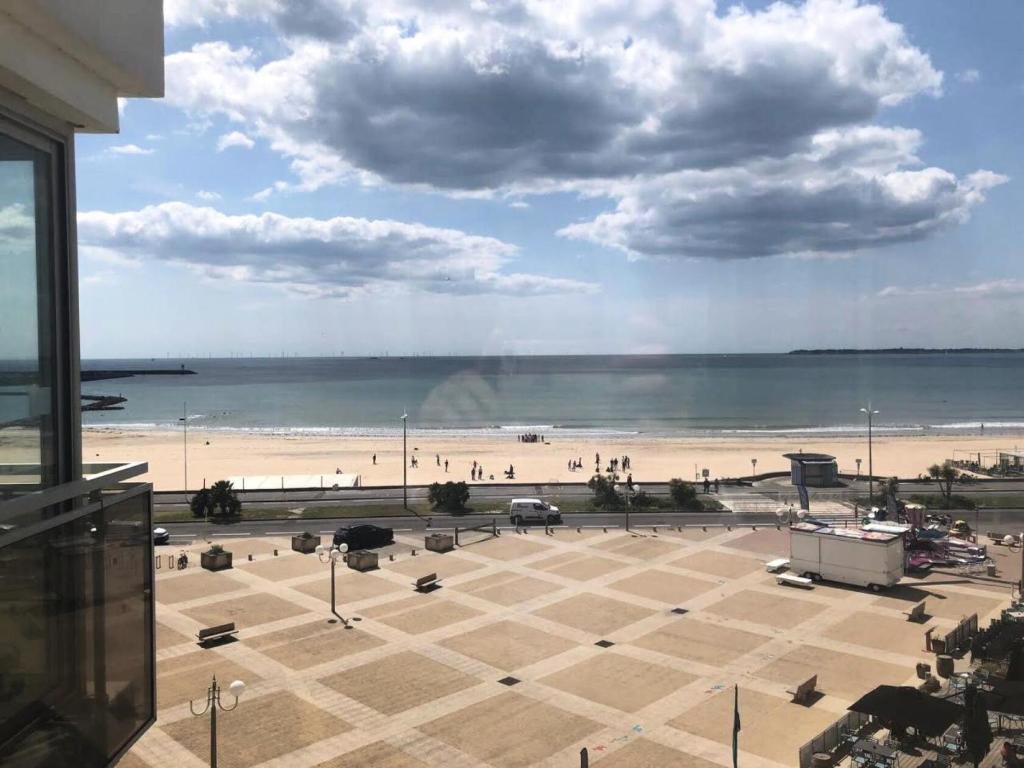 une vue sur une plage et l'océan depuis un immeuble dans l'établissement Résidence Ngu-81-pornichet - pornichet studio vue mer MAE-6561, à Pornichet