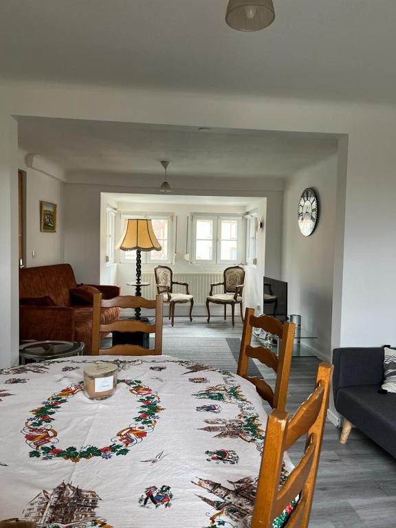 - un salon avec une table et une couverture dans l'établissement Au Bon Vieux Port, à Sélestat