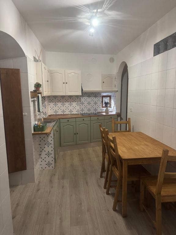 - une cuisine avec une table et des chaises en bois dans l'établissement Casa Montagna, à Scanno