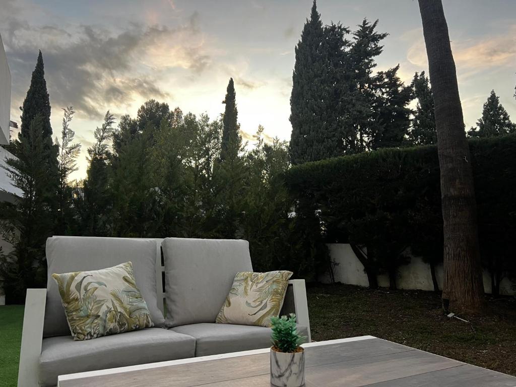 Posezení v ubytování Impeccable large apartment with immense terrace and private garden overlooking the mountain, featuring 2 bedrooms and sleeping up to 4 guests located 100 meters from Plaza Maestranza