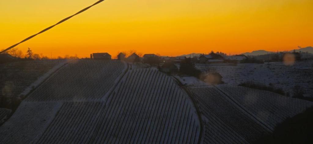Východ nebo západ slunce při pohledu z apartmánu nebo okolí
