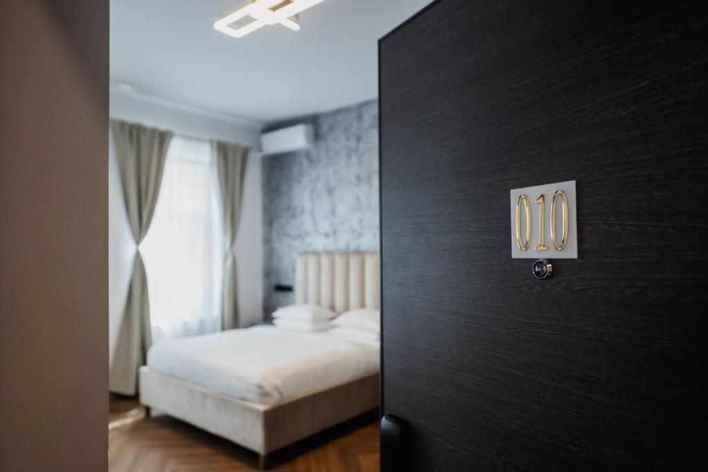Postel nebo postele na pokoji v ubytování Aristide House