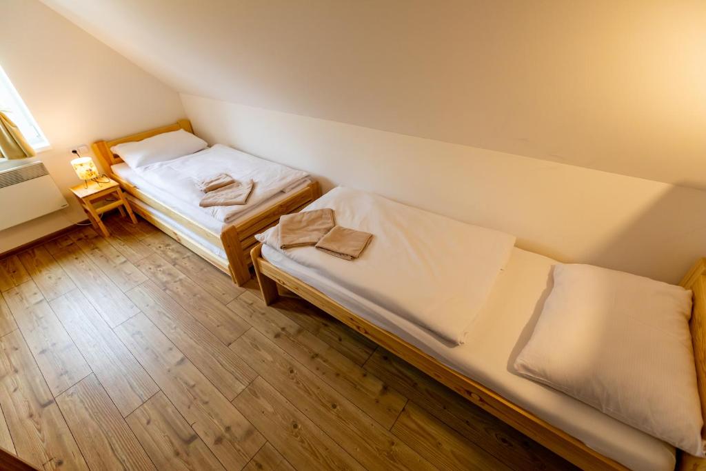 Postel nebo postele na pokoji v ubytování Chalupy Adršpach