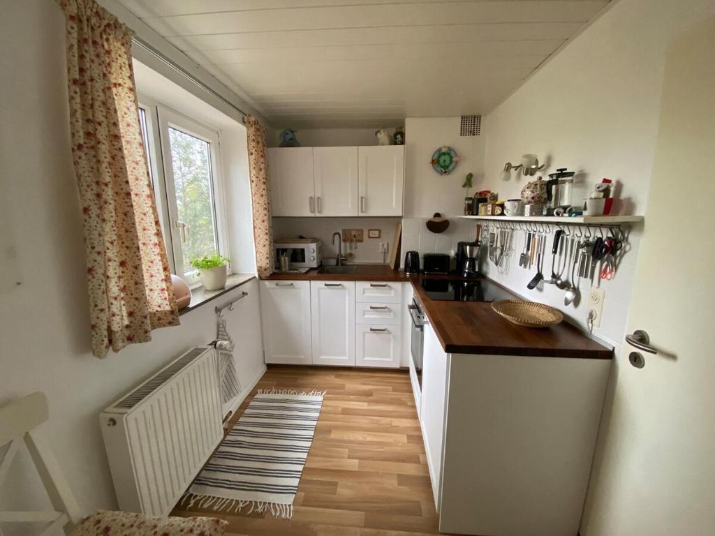 Kuchyň nebo kuchyňský kout v ubytování Die Kleine Heidevilla
