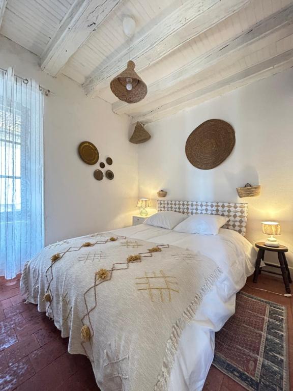 Postel nebo postele na pokoji v ubytování Appartement de charme du 16ème siècle