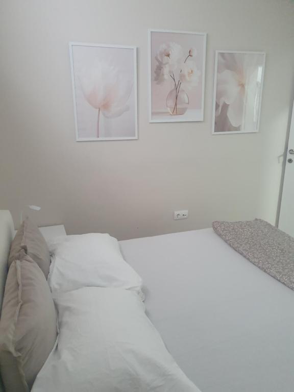 Postel nebo postele na pokoji v ubytování Lux trosoban
