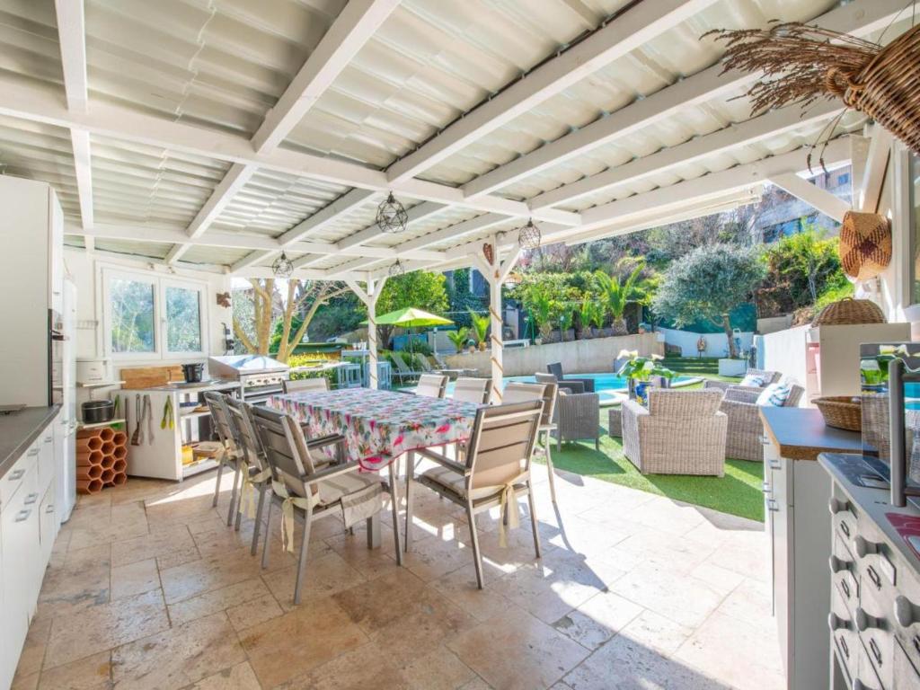 une cuisine et une salle à manger avec une table et des chaises dans l'établissement Villa avec piscine 2 chambres 4 couchages, à Cavalaire-sur-Mer
