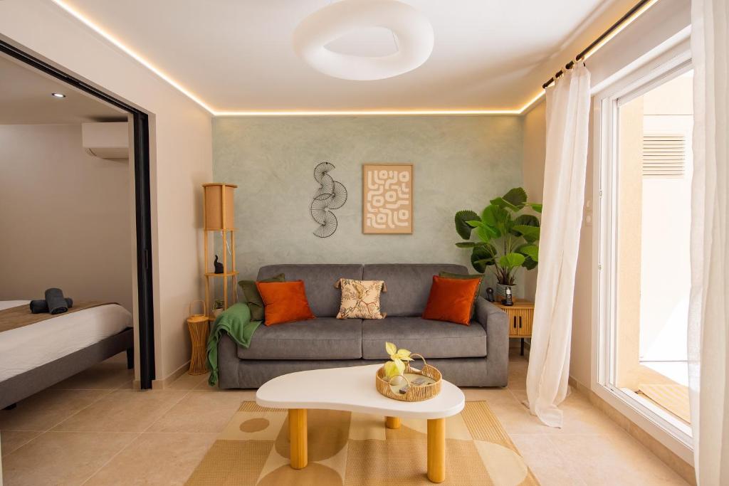 un salon avec un canapé et une table dans l'établissement Sunny Palazzio T3 Old Port, Beaches, Congress, à Cannes