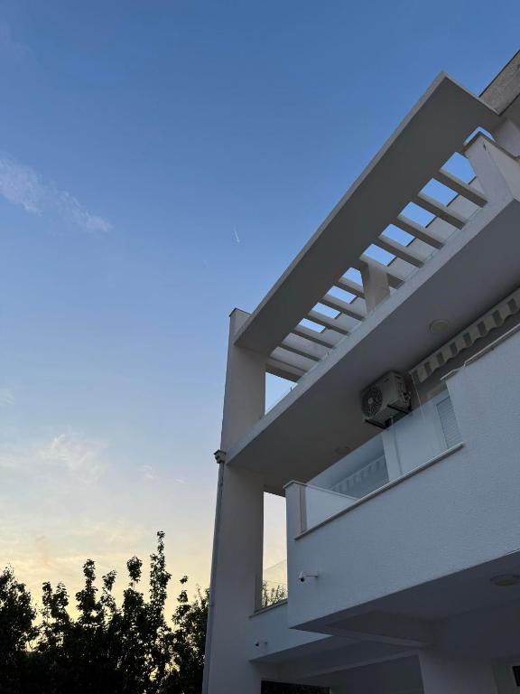 a view of the side of a white building with a sky at Apartmants S&H in Ulcinj