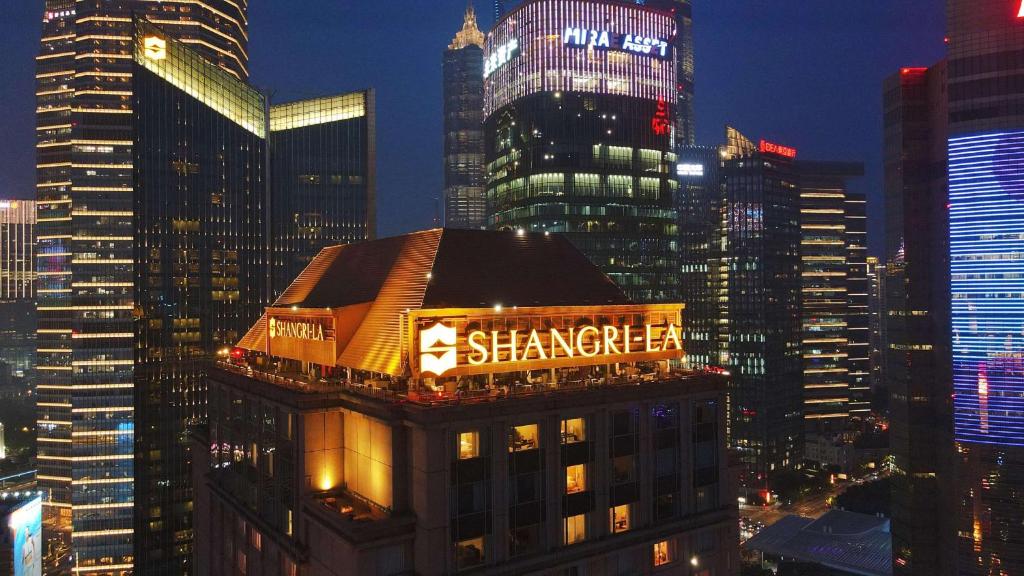 上海上海浦东香格里拉的城市建筑物顶部的莎士比亚标志