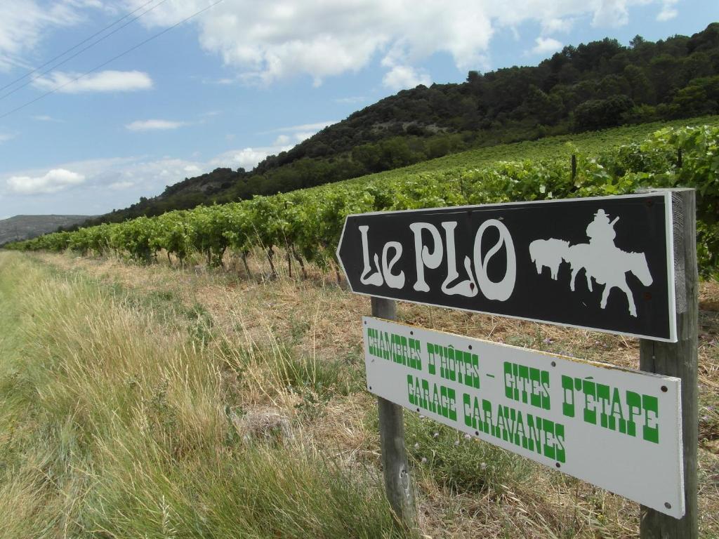 un panneau devant un vignoble planté d'arbres dans l'établissement Bergerie Du Plo, à Montlaur