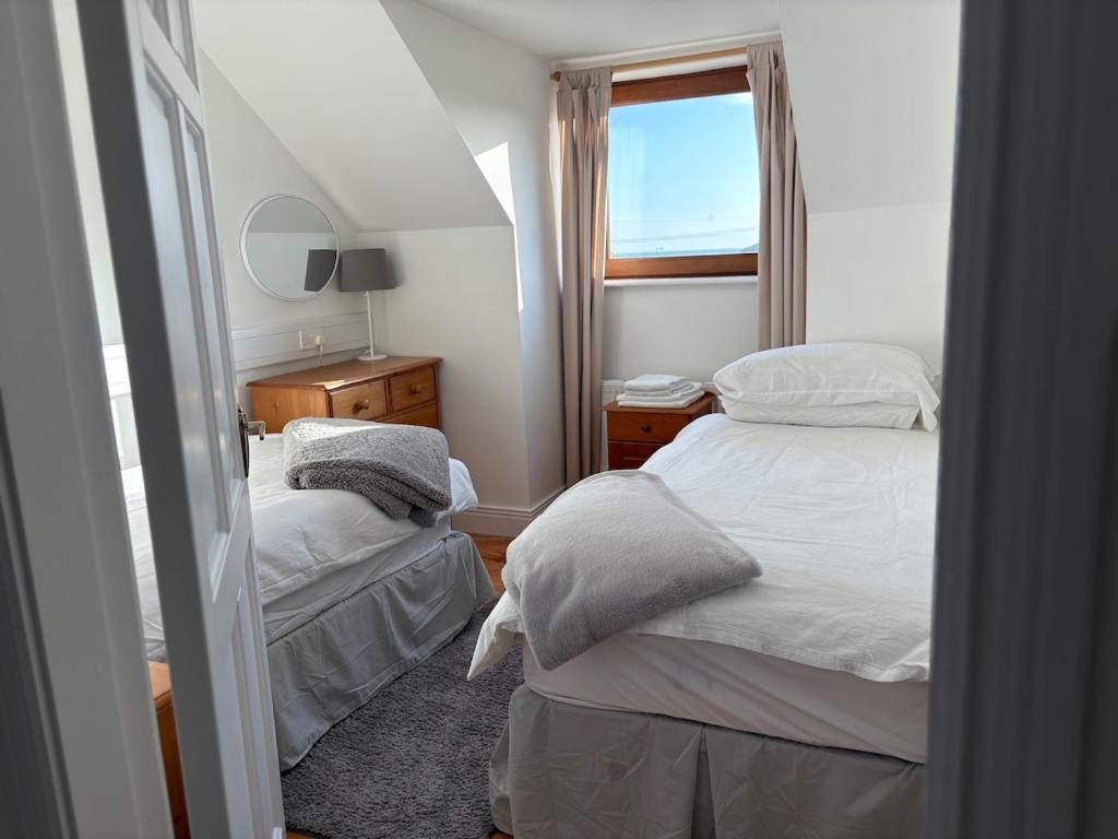 Postel nebo postele na pokoji v ubytování Luxurious large West Cork property with seaviews
