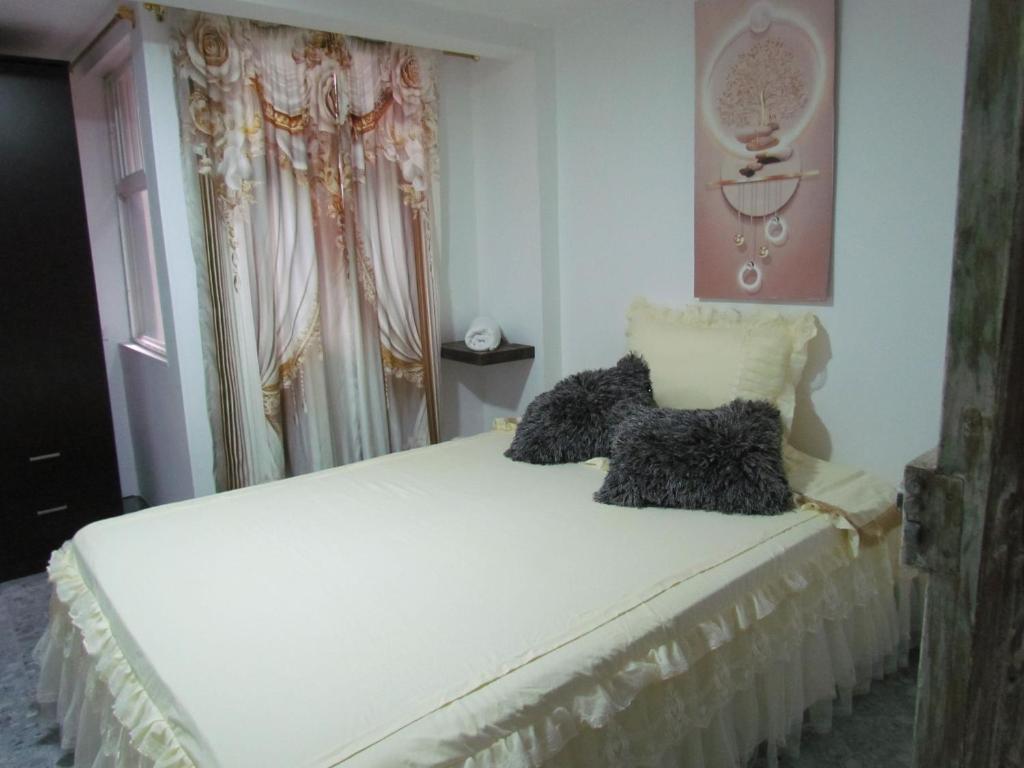 En eller flere senge i et værelse på Comodo apartamento Niquia