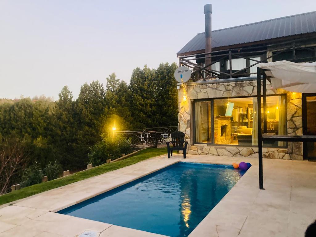 ein Swimmingpool im Hinterhof eines Hauses in der Unterkunft Casa Patagonia in San Martín de los Andes