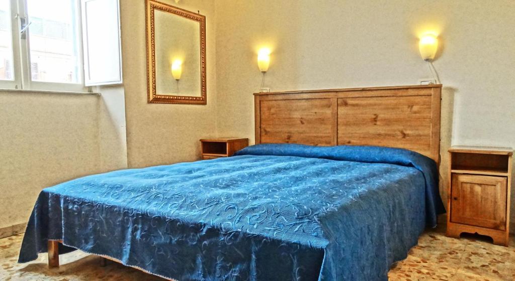 ローマにあるGite Houseのベッドルーム1室(青い毛布付きのベッド1台付)