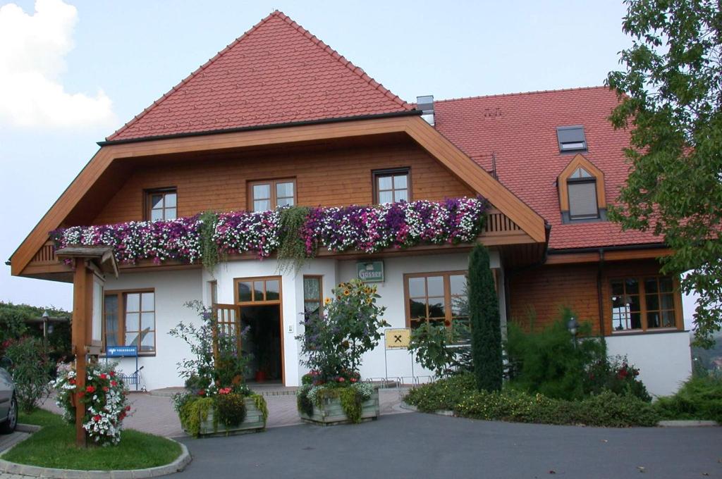 ein Haus mit Blumen auf der Seite in der Unterkunft Weinlandhof in Klöch
