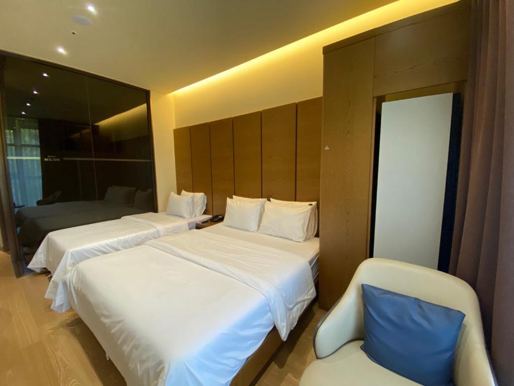 Postel nebo postele na pokoji v ubytování Uiwang Milos Hotel