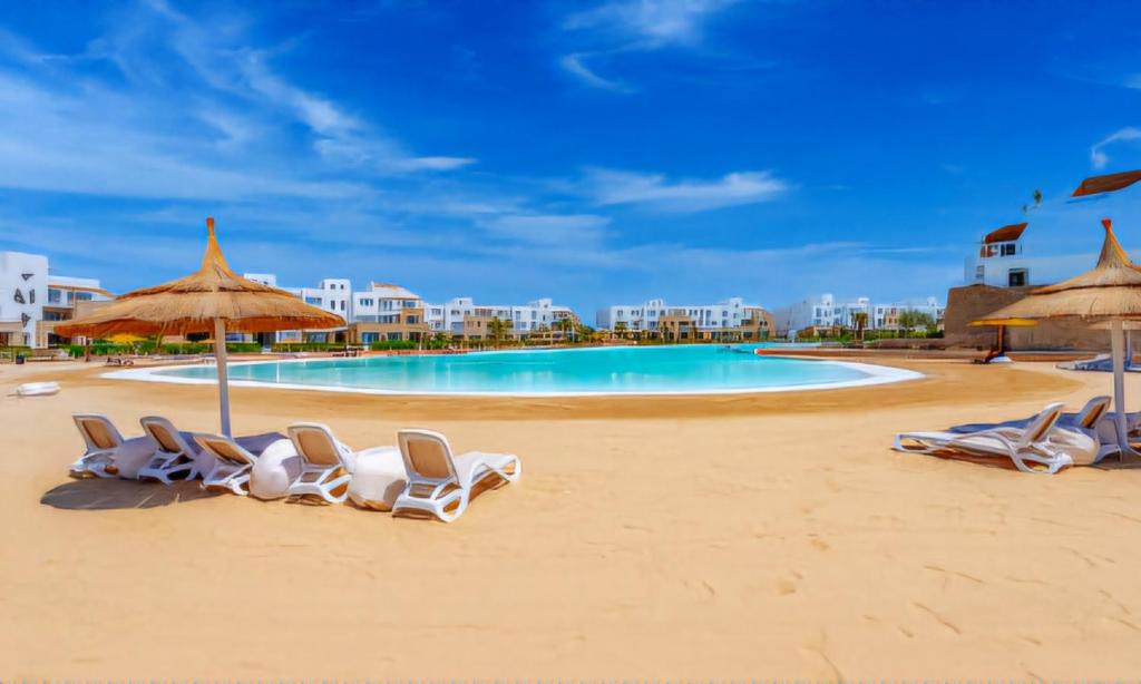 Bazén v ubytování Swan Lake El Gouna - Crystal Lagoon View nebo v jeho okolí