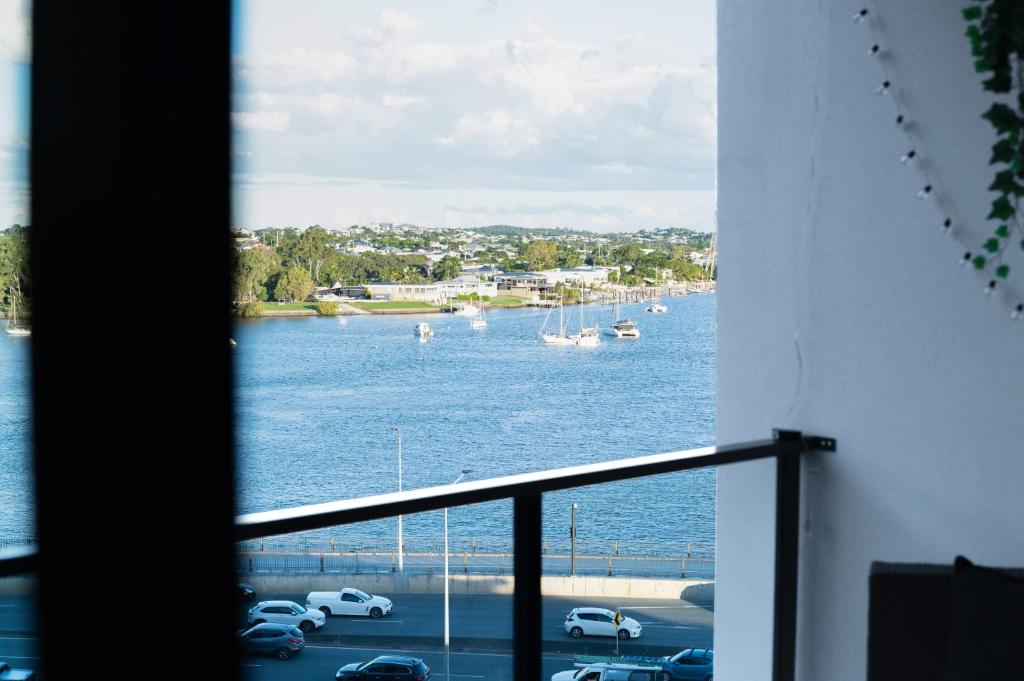 - Vistas a una gran masa de agua con barcos en New City Condo with Brisbane River View & Parking, en Brisbane
