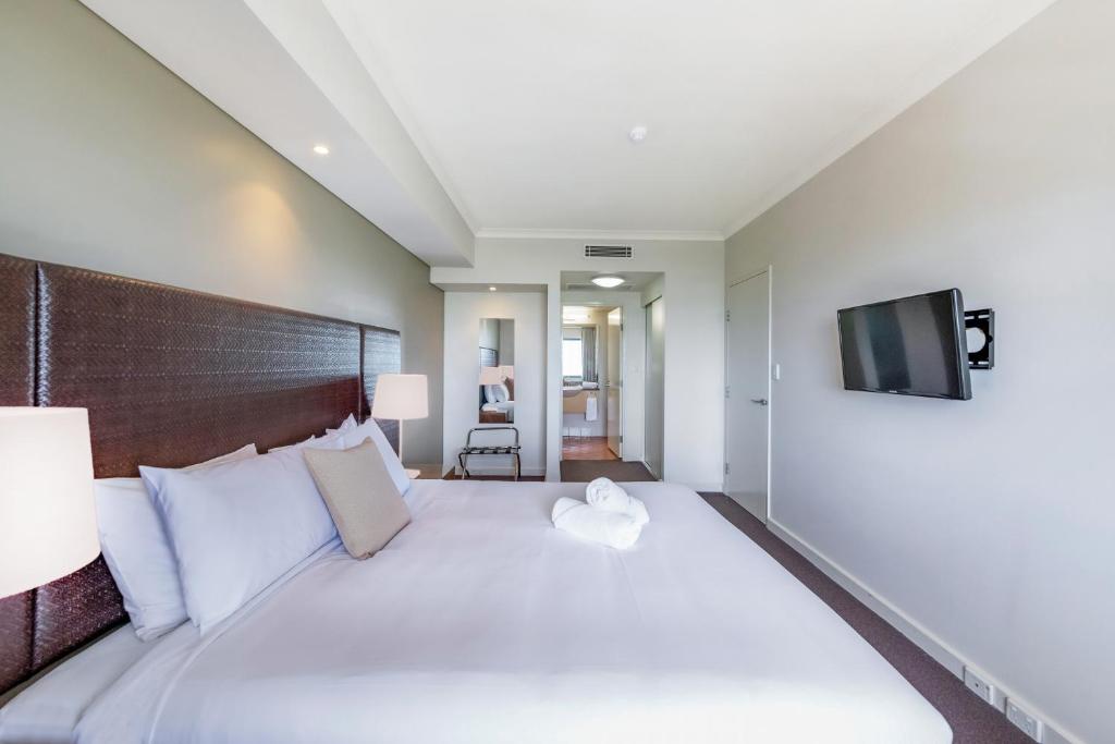 Breezy Harbourfront Resort with Seaviews & Pool 객실 침대