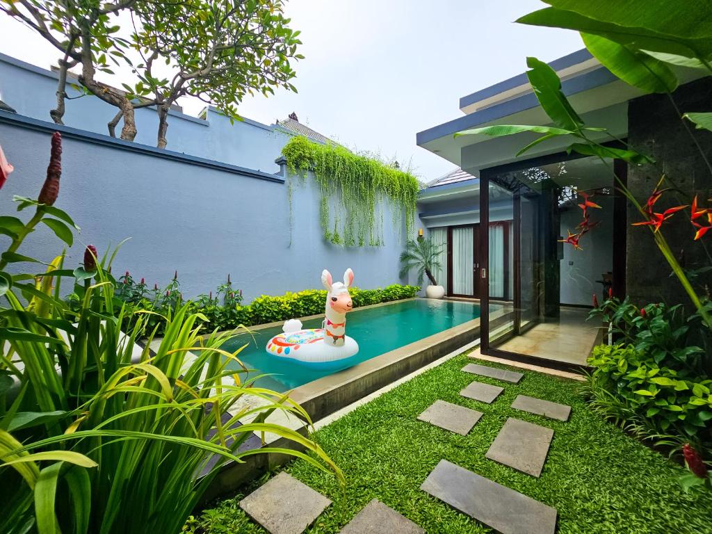 Κήπος έξω από το Seminyak Icon - by Karaniya Experience - CHSE certified