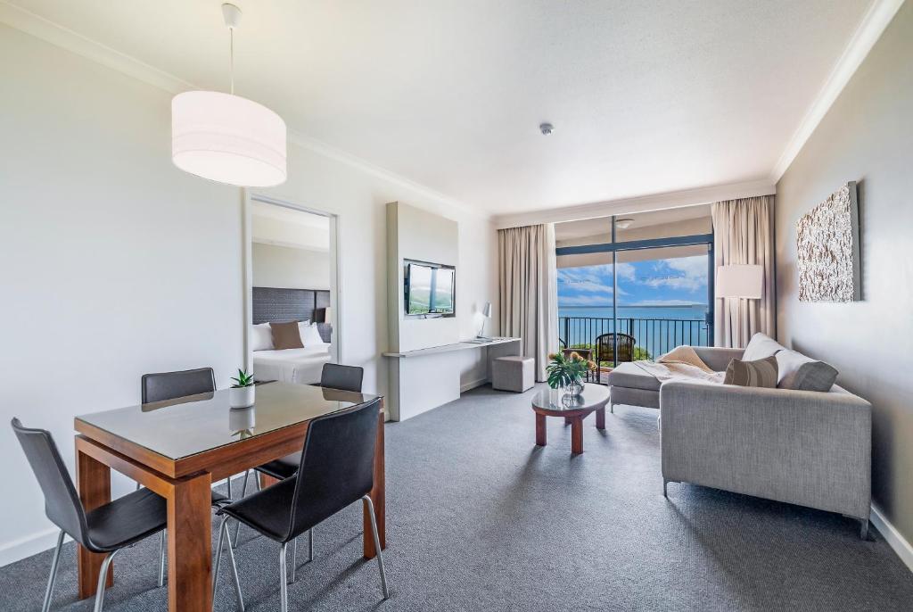 Setusvæði á Enjoy Dreamy Ocean Views from Resort Style Oasis