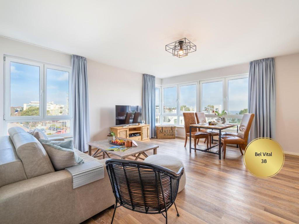 TV a/nebo společenská místnost v ubytování Ostsee-Traumferienwohnungen Bel Vital mit Meerblick, Balkon und Sauna