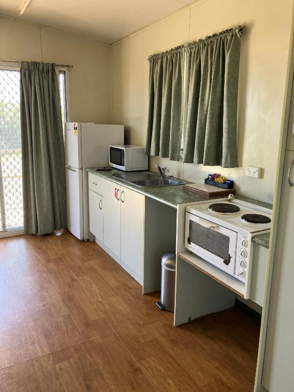 Kuchyň nebo kuchyňský kout v ubytování Cloncurry Caravan Park Oasis
